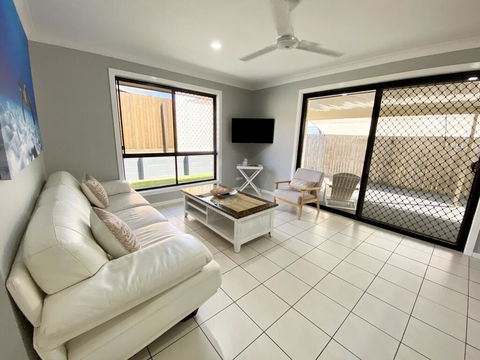 STYLISH RESIDENCE, LARGE PRIVATE YARD - CLOSE TO DREAMWORLD - Kingaroy Accommodation 1