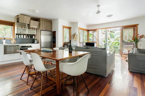 Stylish Tropical Oasis Apartment With Hot Tub And Four Pools - Kingaroy Accommodation 2