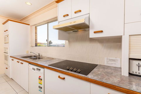 Stylish Unit Opposite Foreshore - Sylvan Beach Esp, Bellara - Kingaroy Accommodation 2