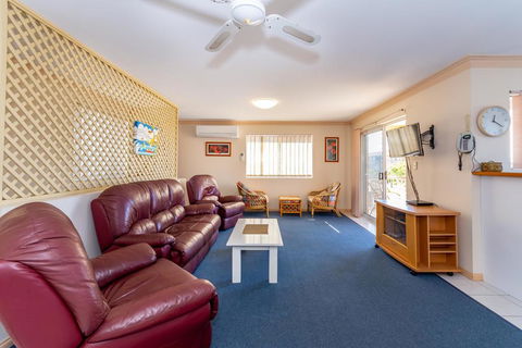 Stylish Unit Opposite Foreshore - Sylvan Beach Esp, Bellara - Kingaroy Accommodation 0
