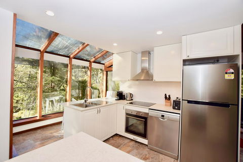 Sublime Cedar Lodge Leura - Kingaroy Accommodation 1