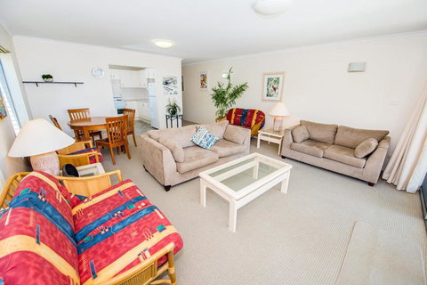 Sundeck Unit 6 - Shoal Bay - Kingaroy Accommodation 2