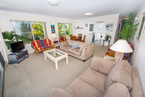 Sundeck Unit 6 - Shoal Bay - Kingaroy Accommodation 3