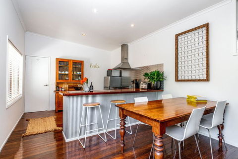 SUNSET BEACH SHACK On SURF - Kingaroy Accommodation 2