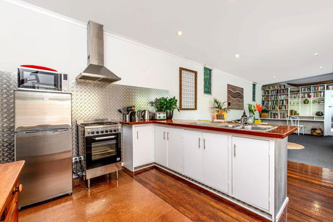 SUNSET BEACH SHACK On SURF - Kingaroy Accommodation 3