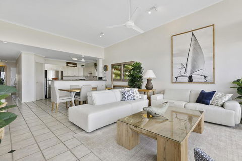 Sunshine Beach Penthouse With Beach Views - Unit 9/21 Park Crescent, Sunshine Beach - Kingaroy Accommodation 2