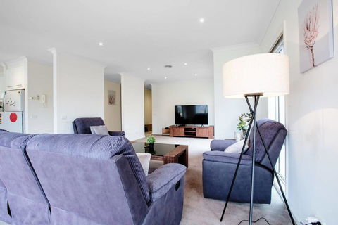 Superb Luxe 5BR House@Point Cook Near Lake - Kingaroy Accommodation 3
