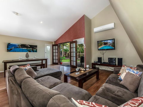 Surf Club House, Pet Friendly, Sunshine Coast, Holiday House, Marcoola - Kingaroy Accommodation 2