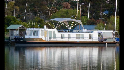 Swamp Fox Luxury 2BR Dutch Barge - Kingaroy Accommodation 2