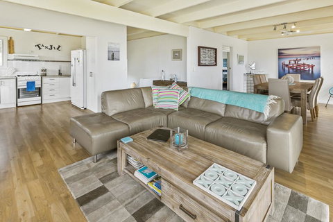 Tanjil - A Stroll From The Water In Paynesville - Kingaroy Accommodation 3