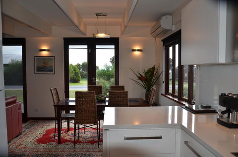 Yolla Beach House - Kingaroy Accommodation 2