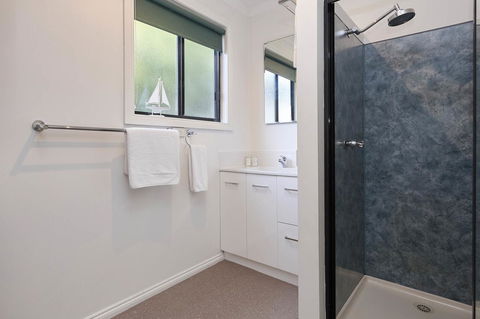 KINGFISHER COTTAGE Beachfront At The Binalong Bay - Kingaroy Accommodation 2