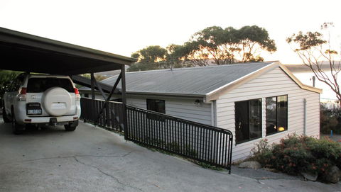 KINGFISHER COTTAGE Beachfront At The Binalong Bay - Kingaroy Accommodation 21