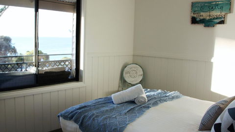 KINGFISHER COTTAGE Beachfront At The Binalong Bay - Kingaroy Accommodation 11