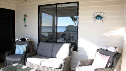KINGFISHER COTTAGE Beachfront At The Binalong Bay - Kingaroy Accommodation 7