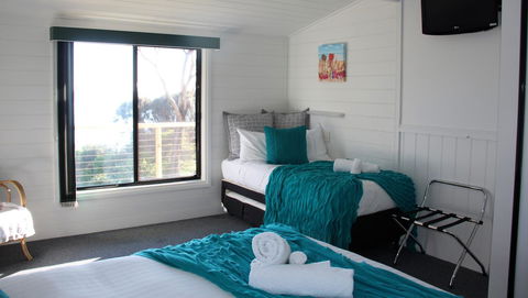 KINGFISHER COTTAGE Beachfront At The Binalong Bay - Kingaroy Accommodation 5