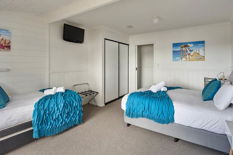 KINGFISHER COTTAGE Beachfront At The Binalong Bay - Kingaroy Accommodation 3