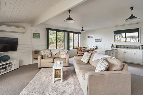 KINGFISHER COTTAGE Beachfront At The Binalong Bay - Kingaroy Accommodation 4