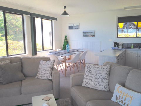 KINGFISHER COTTAGE Beachfront At The Binalong Bay - Kingaroy Accommodation 24