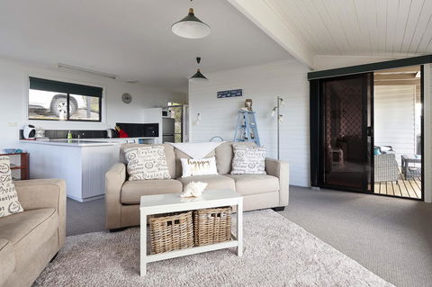 KINGFISHER COTTAGE Beachfront At The Binalong Bay - Kingaroy Accommodation 22