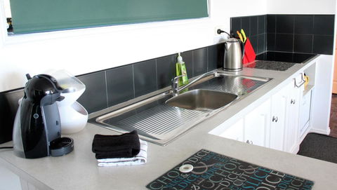 KINGFISHER COTTAGE Beachfront At The Binalong Bay - Kingaroy Accommodation 18