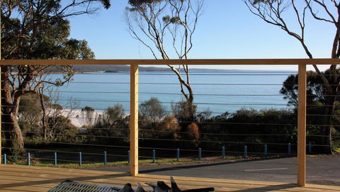 KINGFISHER COTTAGE Beachfront At The Binalong Bay - Kingaroy Accommodation 6