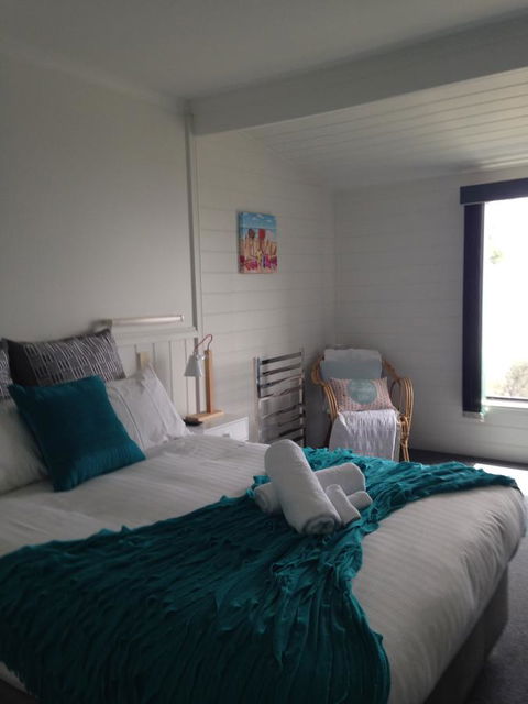 KINGFISHER COTTAGE Beachfront At The Binalong Bay - Kingaroy Accommodation 23