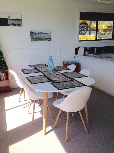 KINGFISHER COTTAGE Beachfront At The Binalong Bay - Kingaroy Accommodation 14