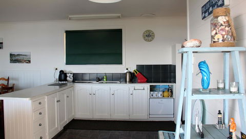 KINGFISHER COTTAGE Beachfront At The Binalong Bay - Kingaroy Accommodation 20