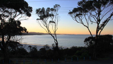KINGFISHER COTTAGE Beachfront At The Binalong Bay - Kingaroy Accommodation 19