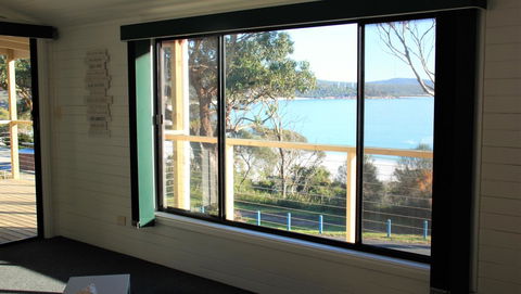 KINGFISHER COTTAGE Beachfront At The Binalong Bay - Kingaroy Accommodation 13