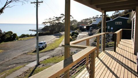 KINGFISHER COTTAGE Beachfront At The Binalong Bay - Kingaroy Accommodation 9