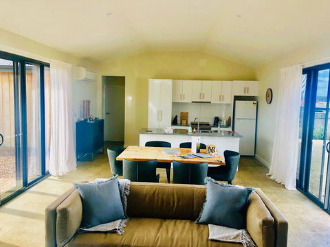 EMBRACING EVANDALE - Hosted By L'Abode Accommodation - Kingaroy Accommodation 2