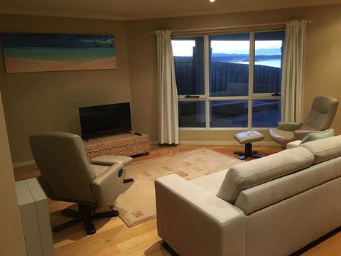Villa 2 Bay Of Fires - Kingaroy Accommodation 3