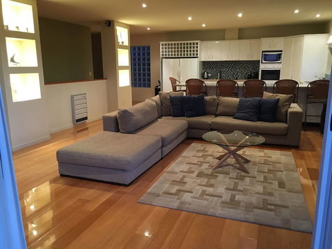 Villa 2 Bay Of Fires - Kingaroy Accommodation 1