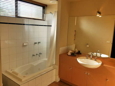 Lorne Surf Apartments - Kingaroy Accommodation 24