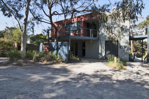 Lorne Surf Apartments - Kingaroy Accommodation 8