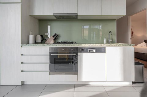 2Bedroom Apartment With Views In Docklands Next To CBD & Marvel Stadium - Kingaroy Accommodation 6