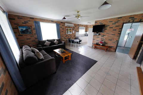Greenvale Holiday Units - Kingaroy Accommodation 3