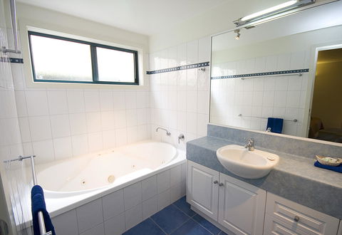 Anchorage Motel & Villas Lorne - Kingaroy Accommodation 12
