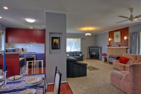 Jacaranda House - Kingaroy Accommodation 2