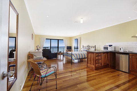 Clifftop Apartments Portland Vic - Kingaroy Accommodation 2