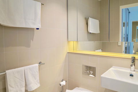 Pride Docklands Waterfront Apartment City View - Kingaroy Accommodation 17
