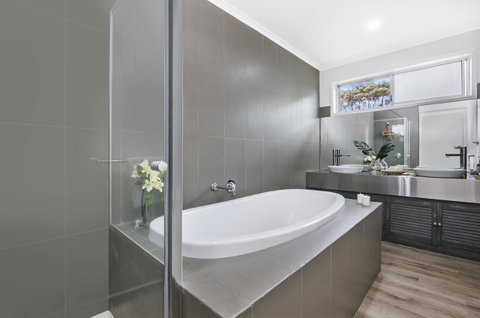 Portland Bay Apartments - Kingaroy Accommodation 8
