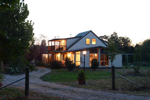 Beechworth Cedar Cottages - Kingaroy Accommodation 14