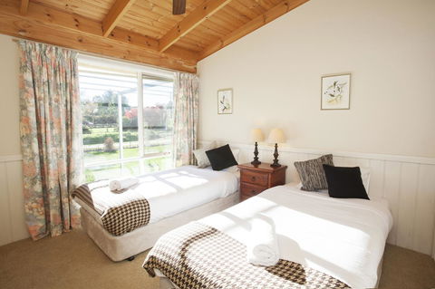 Beechworth Cedar Cottages - Kingaroy Accommodation 10