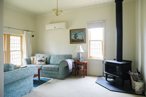 Miss Pym's Cottage - Kingaroy Accommodation 35