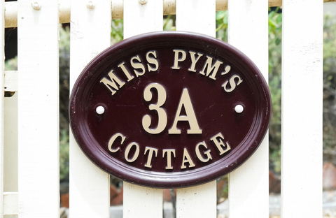 Miss Pym's Cottage - Kingaroy Accommodation 6