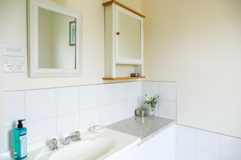 Miss Pym's Cottage - Kingaroy Accommodation 12