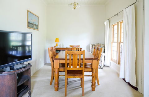 Miss Pym's Cottage - Kingaroy Accommodation 39